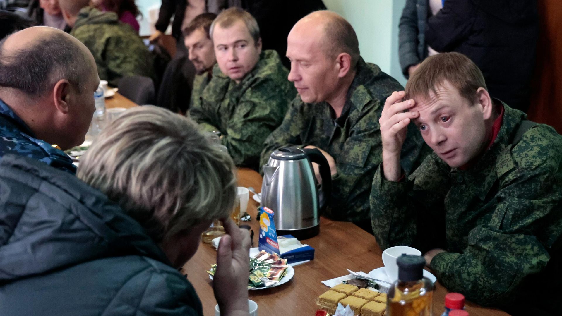 Родные и близкие общаются с вернувшимися из плена бойцами в Новоазовске Донецкой народной республики Родные и близкие общаются с вернувшимися из плена бойцами в Новоазовске Донецкой народной республики - РИА Новости, 1920, 22.11.2022