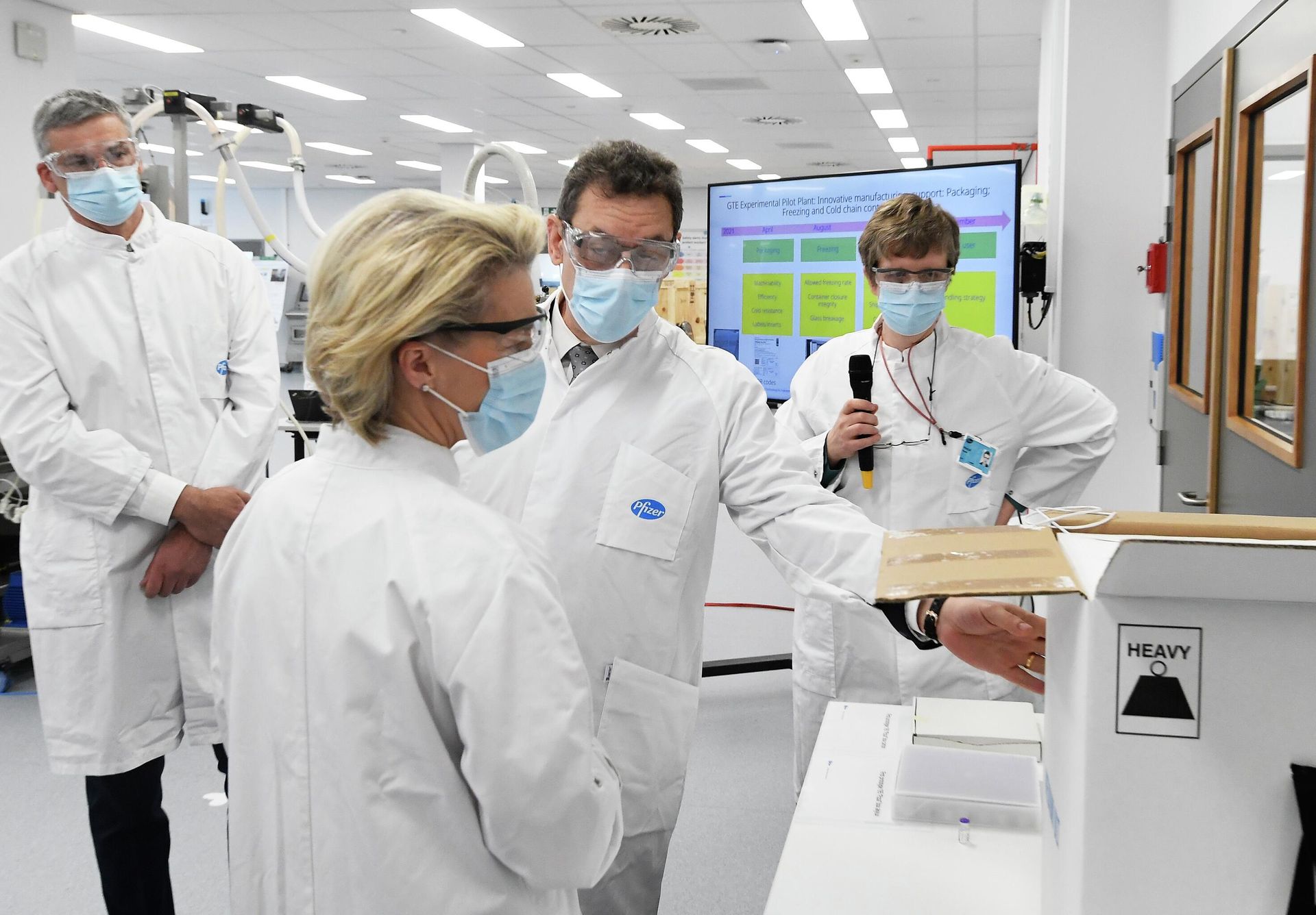 Председатель Европейской комиссии Урсула фон дер Ляйен на заводе Pfizer в Бельгии Председатель Европейской комиссии Урсула фон дер Ляйен на заводе Pfizer в Бельгии - РИА Новости, 1920, 02.05.2024