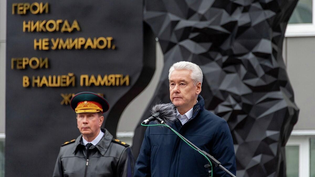 Мэр Москвы Сергей Собянин и директор Федеральной службы войск национальной гвардии Российской Федерации, генерал армии Виктор Золотов открыли монумент Свеча памяти в Строгино Мэр Москвы Сергей Собянин и директор Федеральной службы войск национальной гвардии Российской Федерации, генерал армии Виктор Золотов открыли монумент Свеча памяти в Строгино - РИА Новости, 1920, 21.10.2022