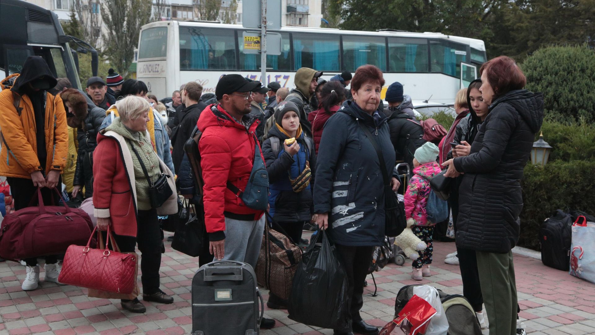 Эвакуированные жители Херсона возле железнодорожного вокзала в Джанкое Эвакуированные жители Херсона возле железнодорожного вокзала в Джанкое - РИА Новости, 1920, 23.10.2022