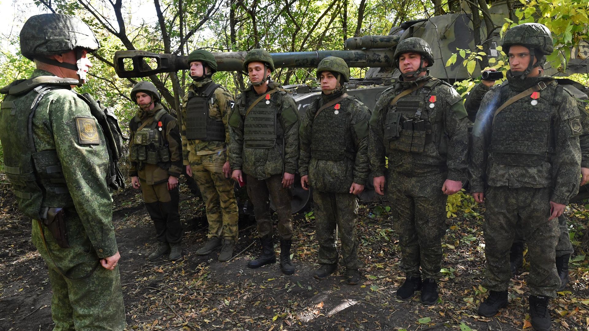 Заместитель командующего войсками Южного военного округа генерал-майор Владимир Жаров награждает артиллеристов ЮВО на боевых позициях на Запорожском направлении Заместитель командующего войсками Южного военного округа генерал-майор Владимир Жаров награждает артиллеристов ЮВО на боевых позициях на Запорожском направлении - РИА Новости, 1920, 22.10.2022