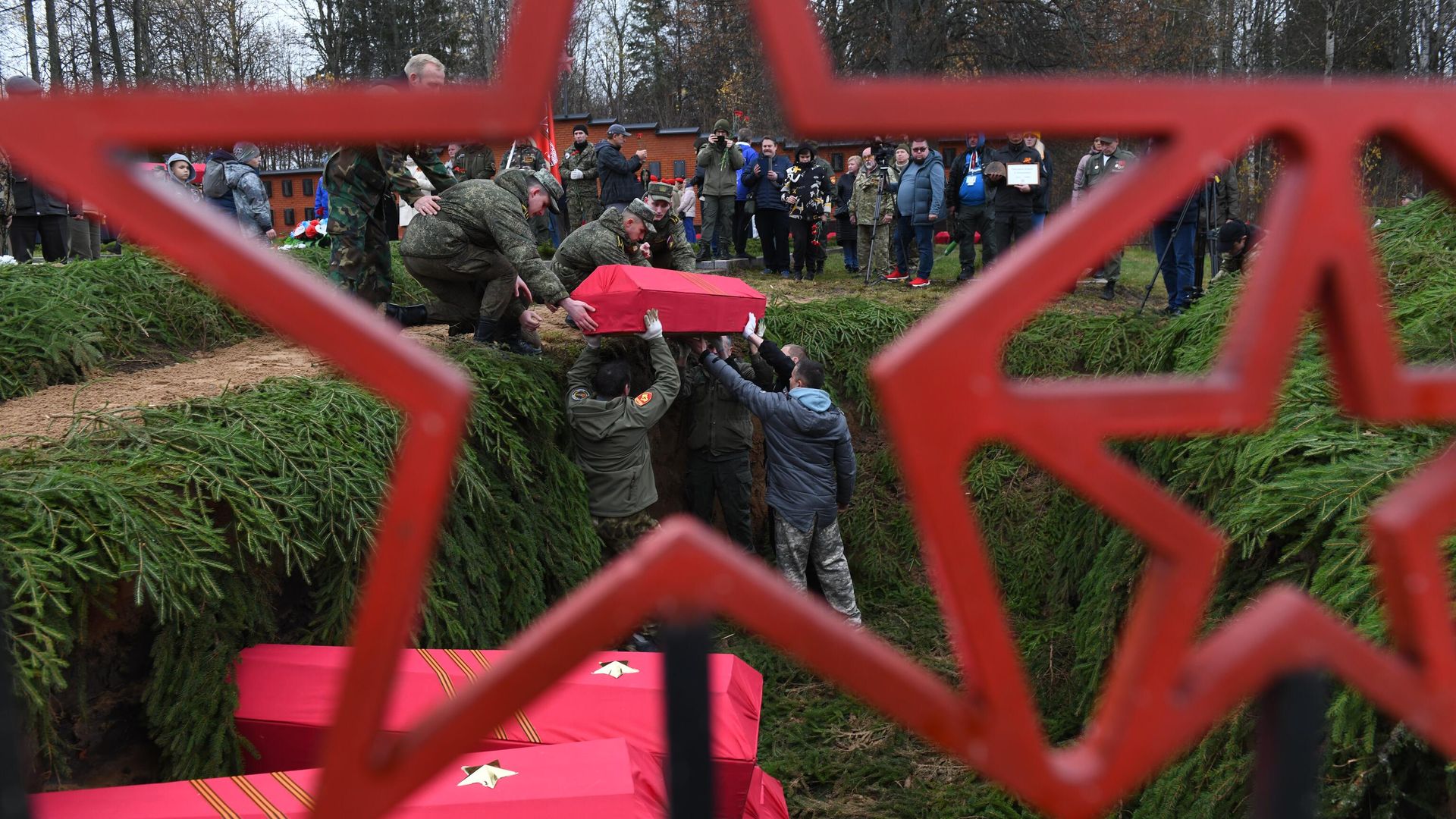 Церемония перезахоронения останков красноармейцев времен Великой Отечественной войны в деревне Мокрое Московской области - РИА Новости, 1920, 09.05.2023