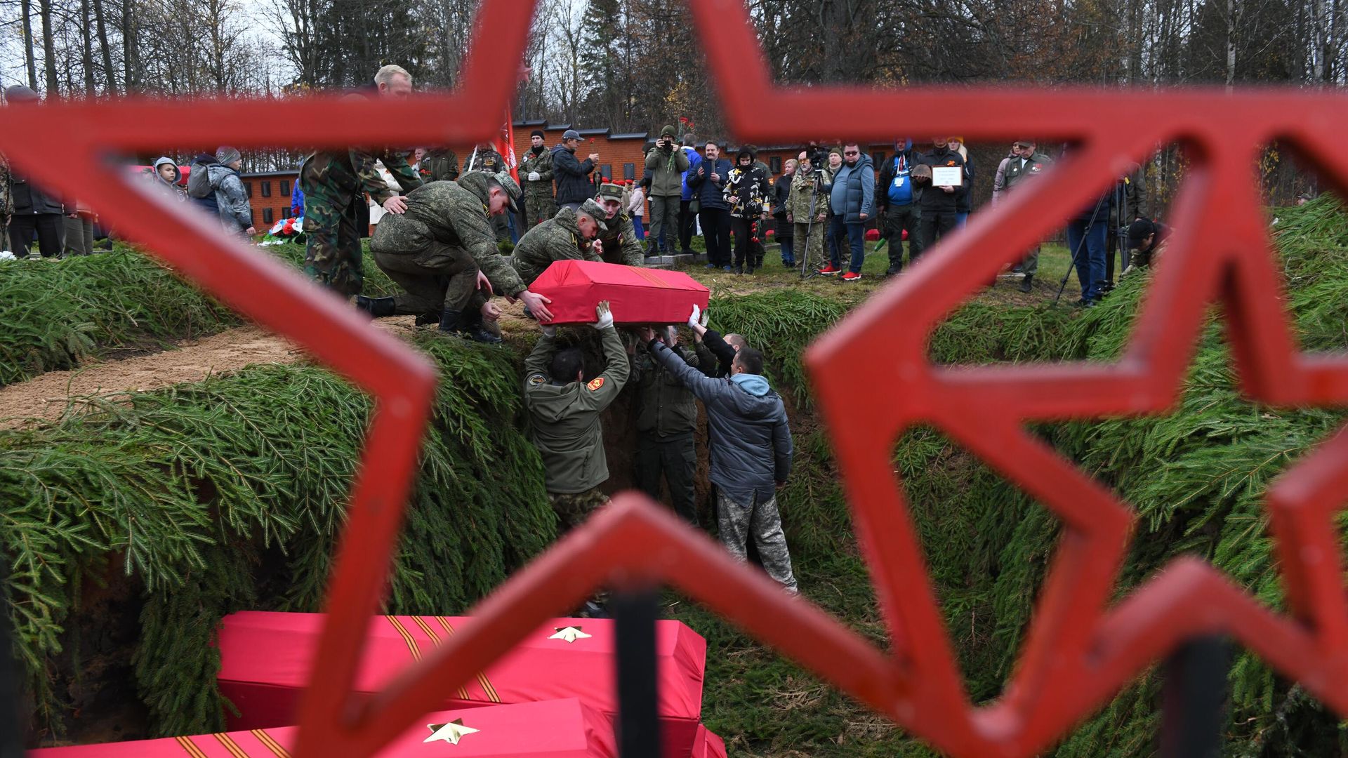 Церемония перезахоронения останков красноармейцев времен Великой Отечественной Войны в деревне Мокрое Московской области Церемония перезахоронения останков красноармейцев времен Великой Отечественной Войны в деревне Мокрое Московской области - РИА Новости, 1920, 22.10.2022