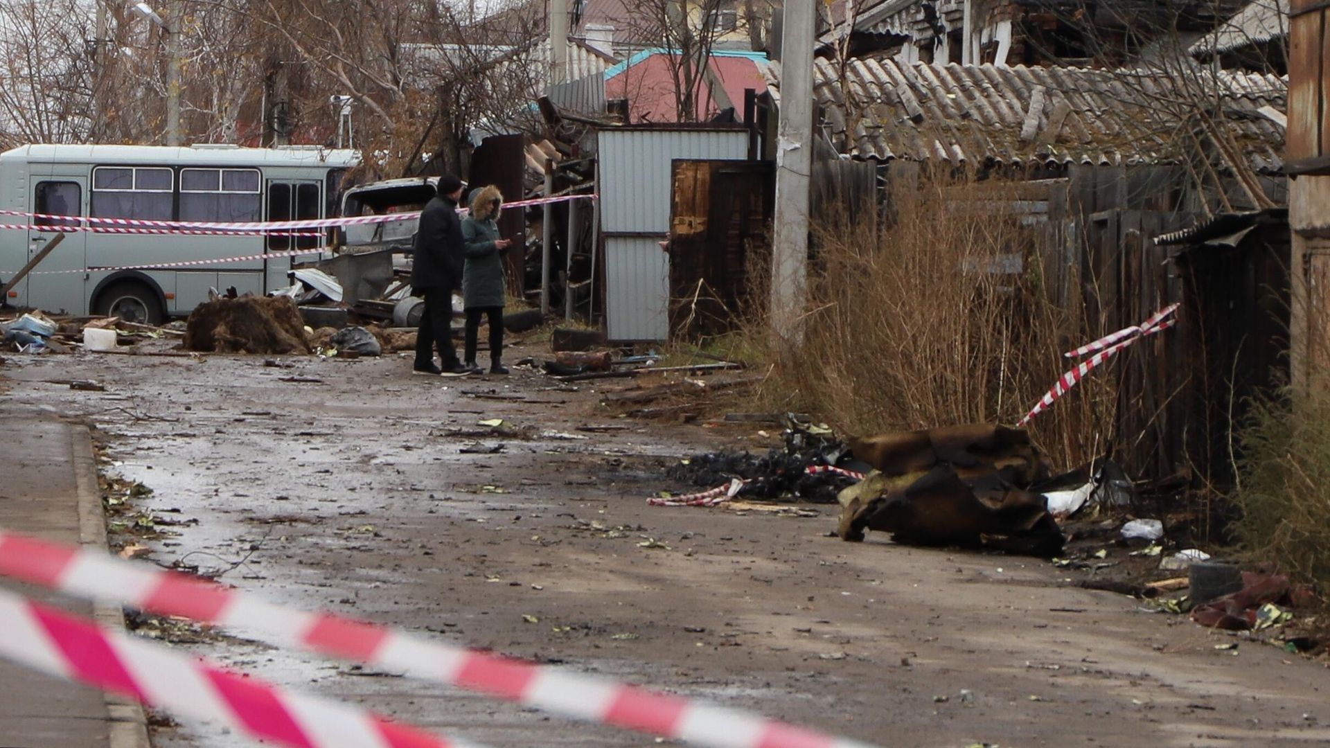 Люди на месте крушения самолета Су-30 в Иркутске Люди на месте крушения самолета Су-30 в Иркутске - РИА Новости, 1920, 24.10.2022