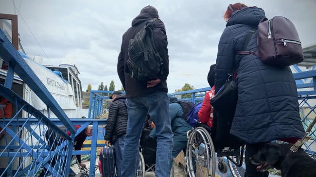 Волонтеры помогают эвакуироваться маломобильным людям
