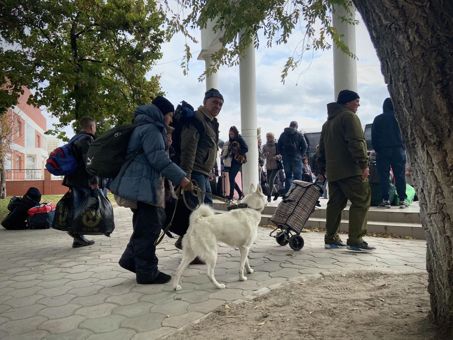 Люди направляются к автобусам