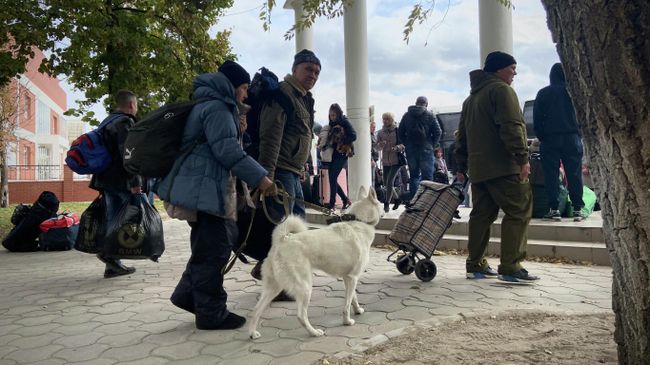 Люди направляются к автобусам Люди направляются к автобусам