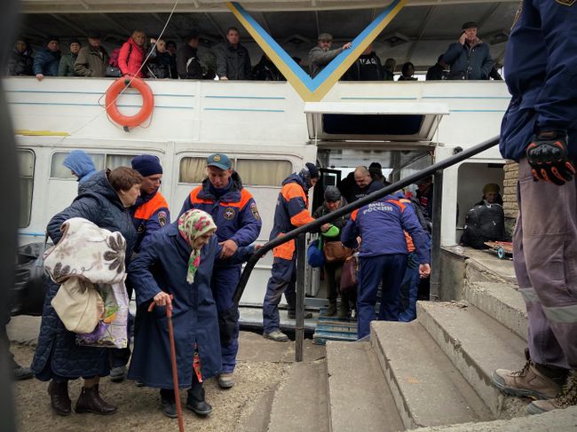 Сотрудники МЧС России помогают пенсионерке