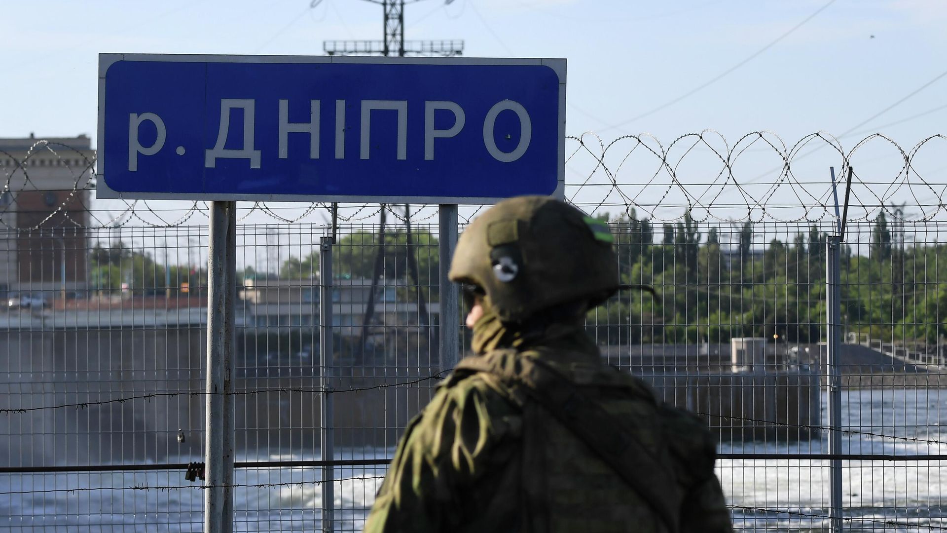 Военнослужащий ВС России на дамбе Северо-Крымского канала в Херсонской области Военнослужащий ВС России на дамбе Северо-Крымского канала в Херсонской области - РИА Новости, 1920, 25.10.2022