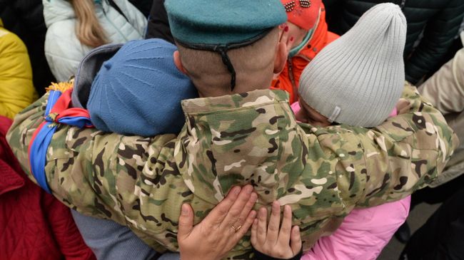 Мужчина, призванный на военную службу в ходе частичной мобилизации, прощается с родными 