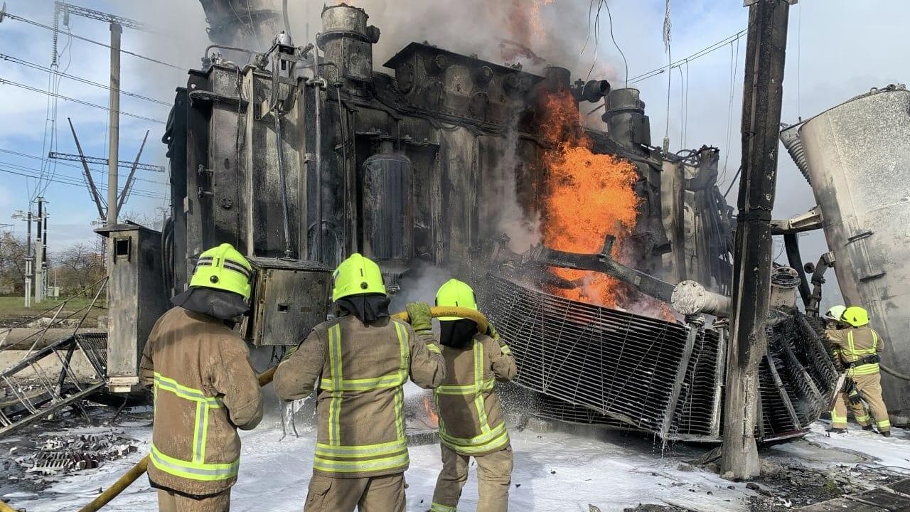 Украинские пожарные во время тушения пожара Украинские пожарные во время тушения пожара - РИА Новости, 1920, 02.11.2022