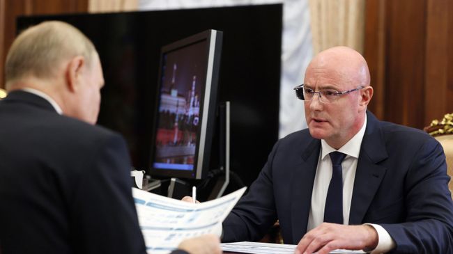 Заместитель председателя правительства РФ Дмитрий Чернышенко (справа) во время встречи с президентом РФ Владимиром Путиным