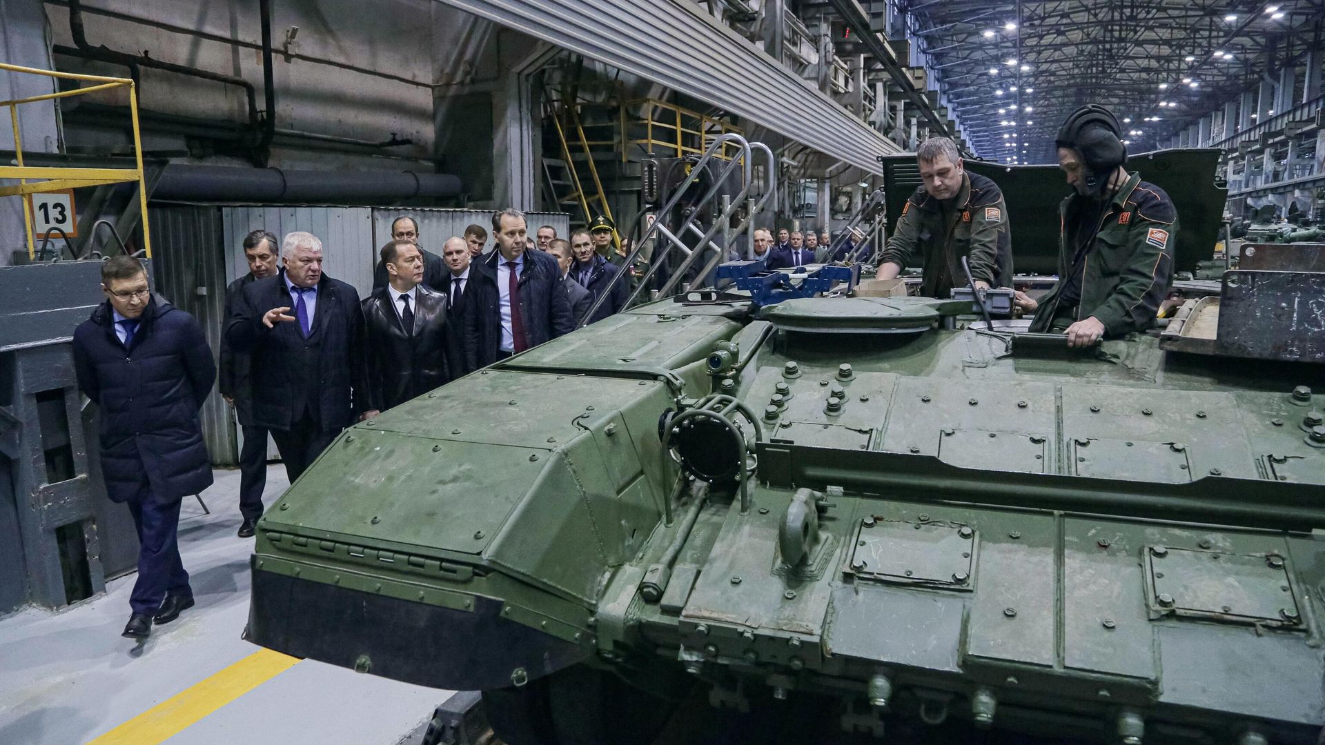 Заместитель председателя Совета безопасности России Дмитрий Медведев во время посещения Уралвагонзавода Заместитель председателя Совета безопасности России Дмитрий Медведев во время посещения Уралвагонзавода - РИА Новости, 1920, 25.02.2023