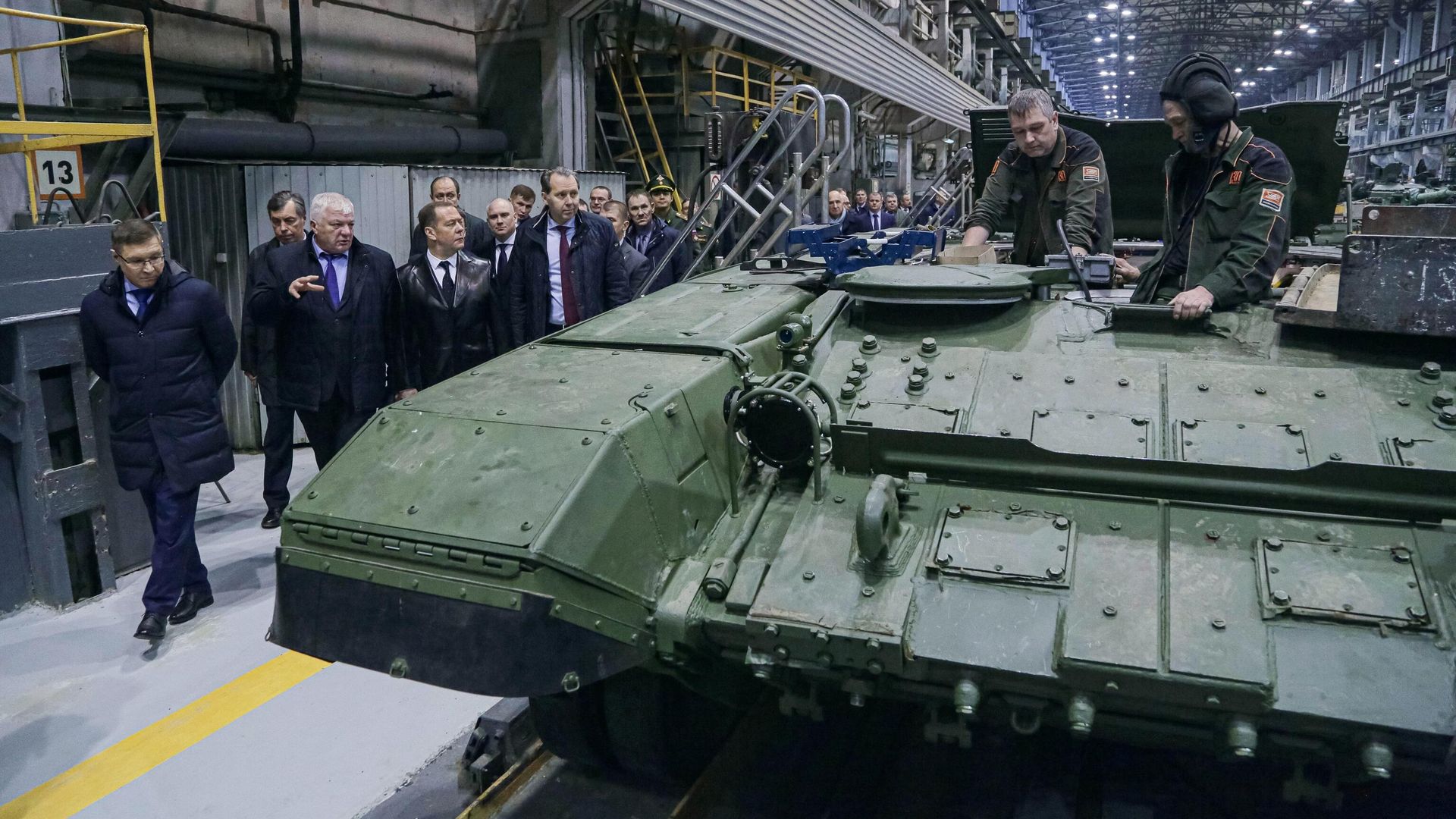 Заместитель председателя Совета безопасности России Дмитрий Медведев во время посещения Уралвагонзавода Заместитель председателя Совета безопасности России Дмитрий Медведев во время посещения Уралвагонзавода - РИА Новости, 1920, 25.02.2023