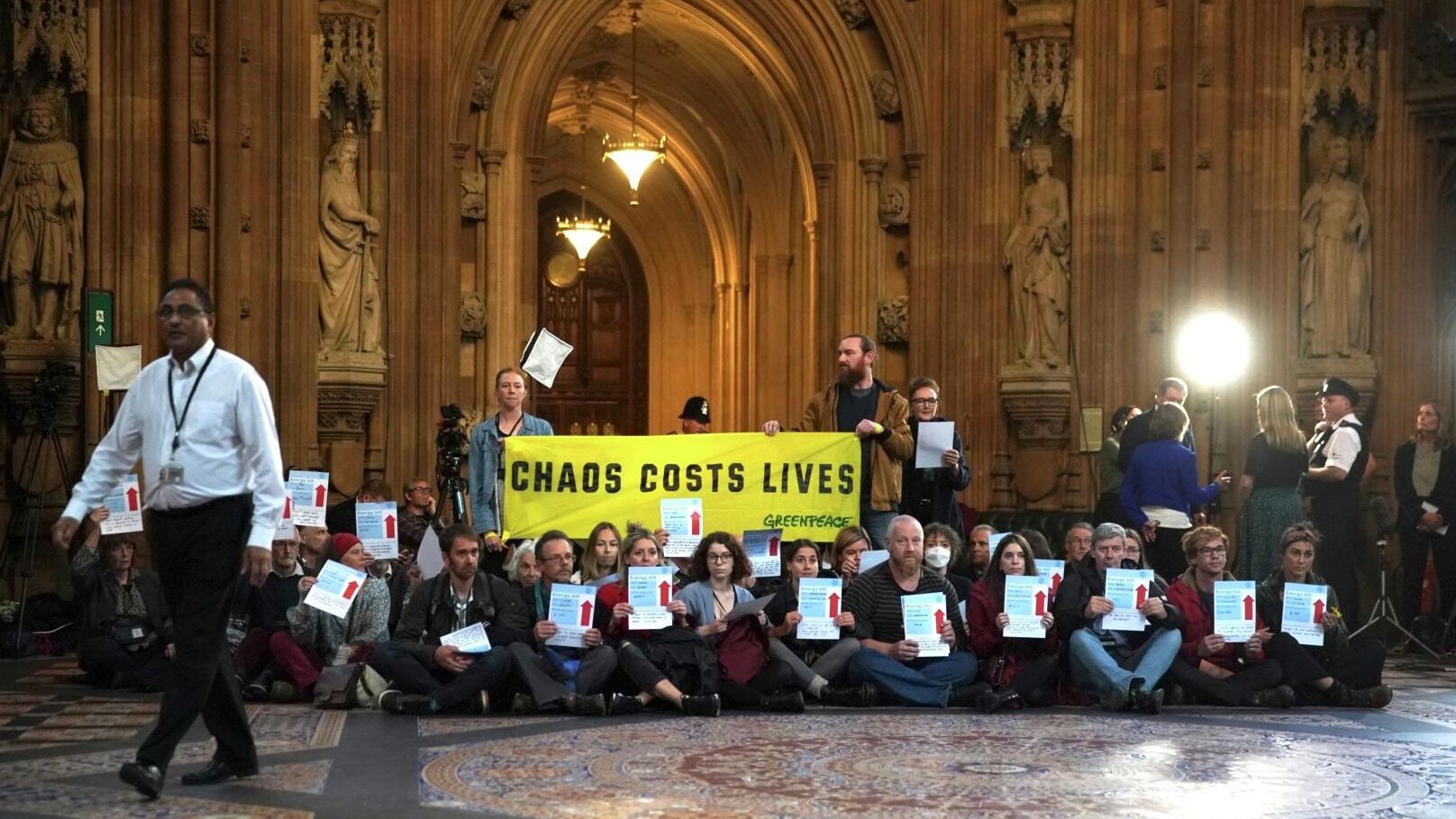 Активисты Greenpeace устроили протест в здании парламента Великобритании - РИА Новости, 1920, 24.10.2022
