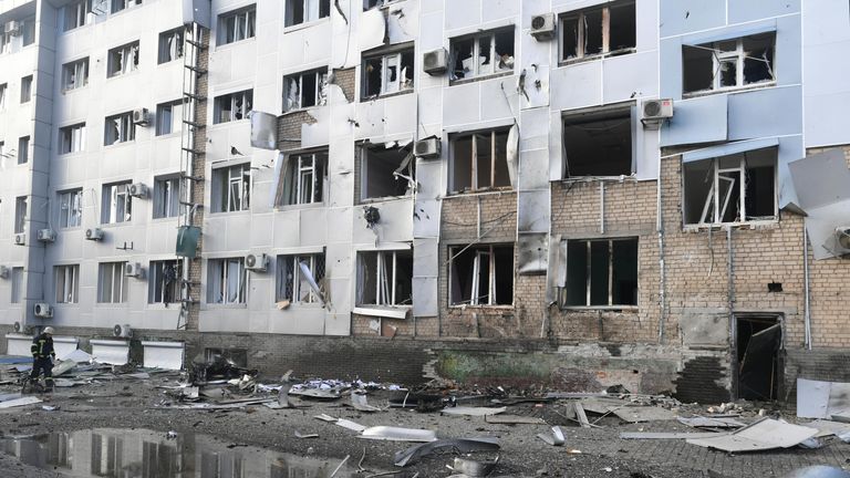 Здание запорожской областной телекомпании ЗаТВ, пострадавшее в результате взрыва в Мелитополе Здание запорожской областной телекомпании ЗаТВ, пострадавшее в результате взрыва в Мелитополе