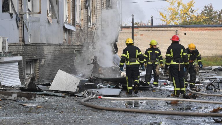 Пожарные у здания запорожской областной телекомпании ЗаТВ в Мелитополе, пострадавшего в результате взрыва Пожарные у здания запорожской областной телекомпании ЗаТВ в Мелитополе, пострадавшего в результате взрыва