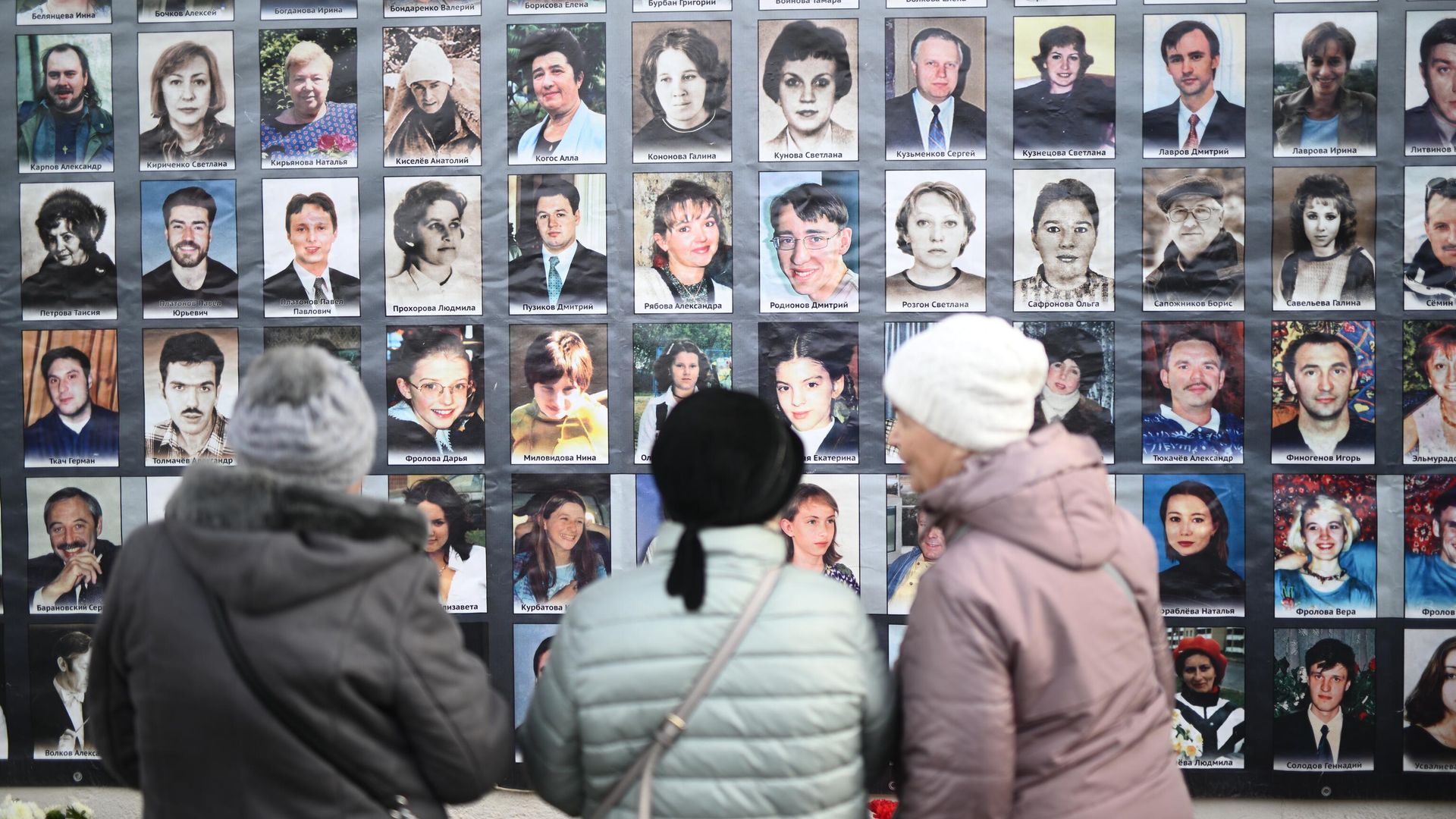 Участники мероприятия, посвященного 20-й годовщине со дня трагических событий захвата террористами мирных людей на мюзикле Норд-Ост в Театральном центре на Дубровке Участники мероприятия, посвященного 20-й годовщине со дня трагических событий захвата террористами мирных людей на мюзикле Норд-Ост в Театральном центре на Дубровке - РИА Новости, 1920, 26.10.2022