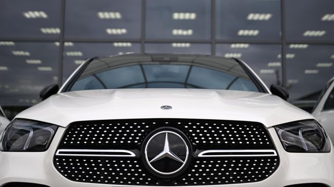 Автомобиль в автосалоне немецкой автомобильной марки Mercedes-Benz