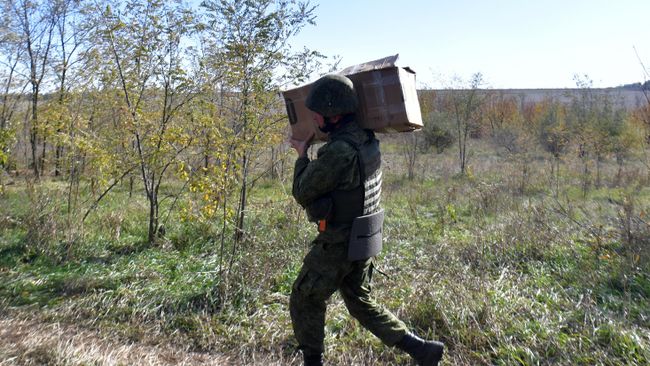 Военнослужащий с гумпомощью Военнослужащий с гумпомощью