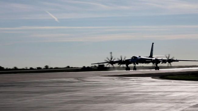 Полет ракетоносца Ту-95МС и работа экипажа на тренировке российских стратегических сил Полет ракетоносца Ту-95МС и работа экипажа на тренировке российских стратегических сил