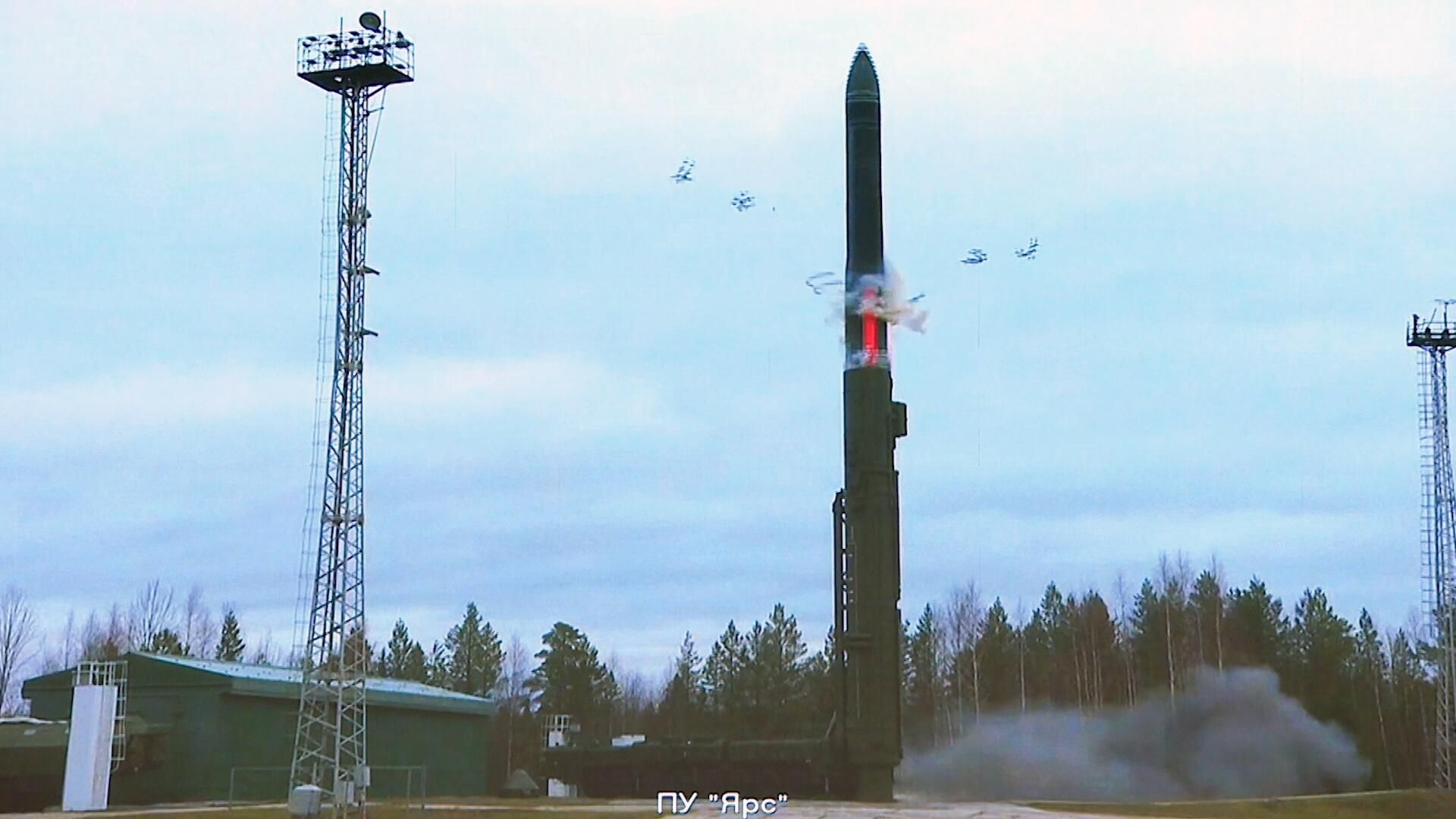 Запуск межконтинентальной баллистической ракеты (МБР) РС-24 Ярс Запуск межконтинентальной баллистической ракеты (МБР) РС-24 Ярс - РИА Новости, 1920, 16.12.2023