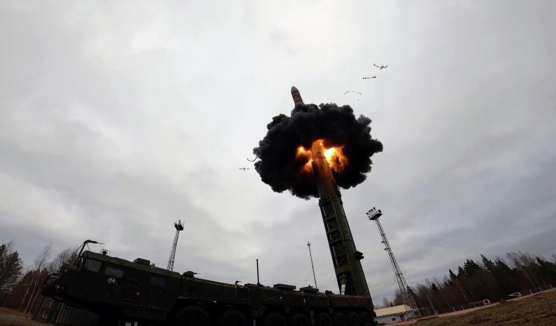 Запуск межконтинентальной баллистической ракеты РС-24 Ярс Запуск межконтинентальной баллистической ракеты РС-24 Ярс - РИА Новости, 1920, 13.03.2024