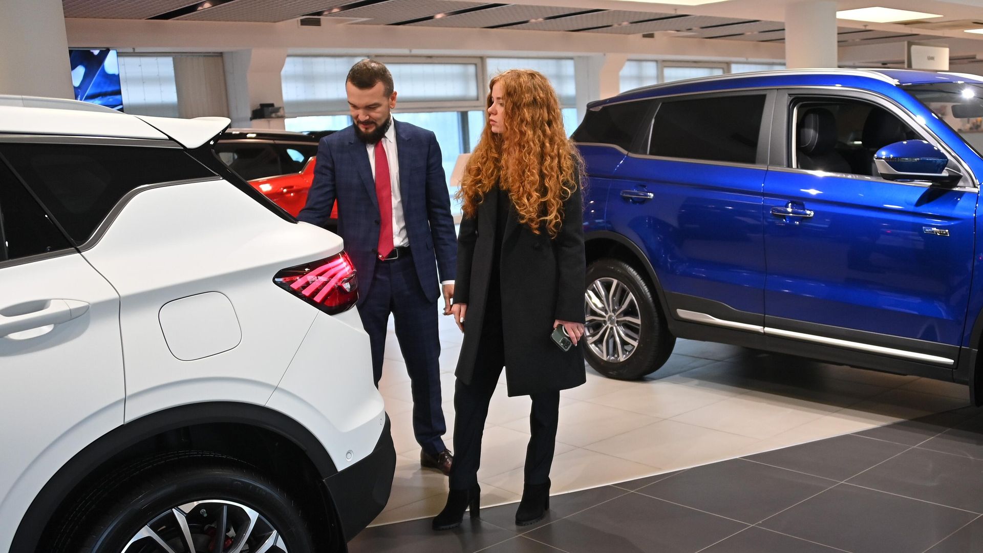 Продажа автомобилей в официальном дилерском центре Geely АвтоСпецЦентр в Москве - РИА Новости, 1920, 28.09.2025