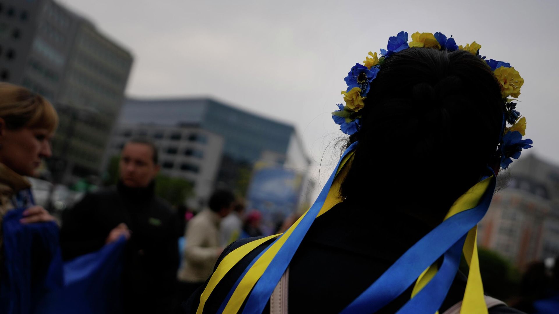 Девушка с ободке в лентами в цвет флага Украины в Брюсселе Девушка с ободке в лентами в цвет флага Украины в Брюсселе - РИА Новости, 1920, 13.12.2022