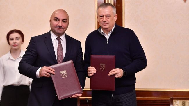 Губернатор Ленинградской области Александр Дрозденко и президент Общероссийской общественной организации Российский студенческий спортивный союз  Сергей Сейранов после подписания соглашения