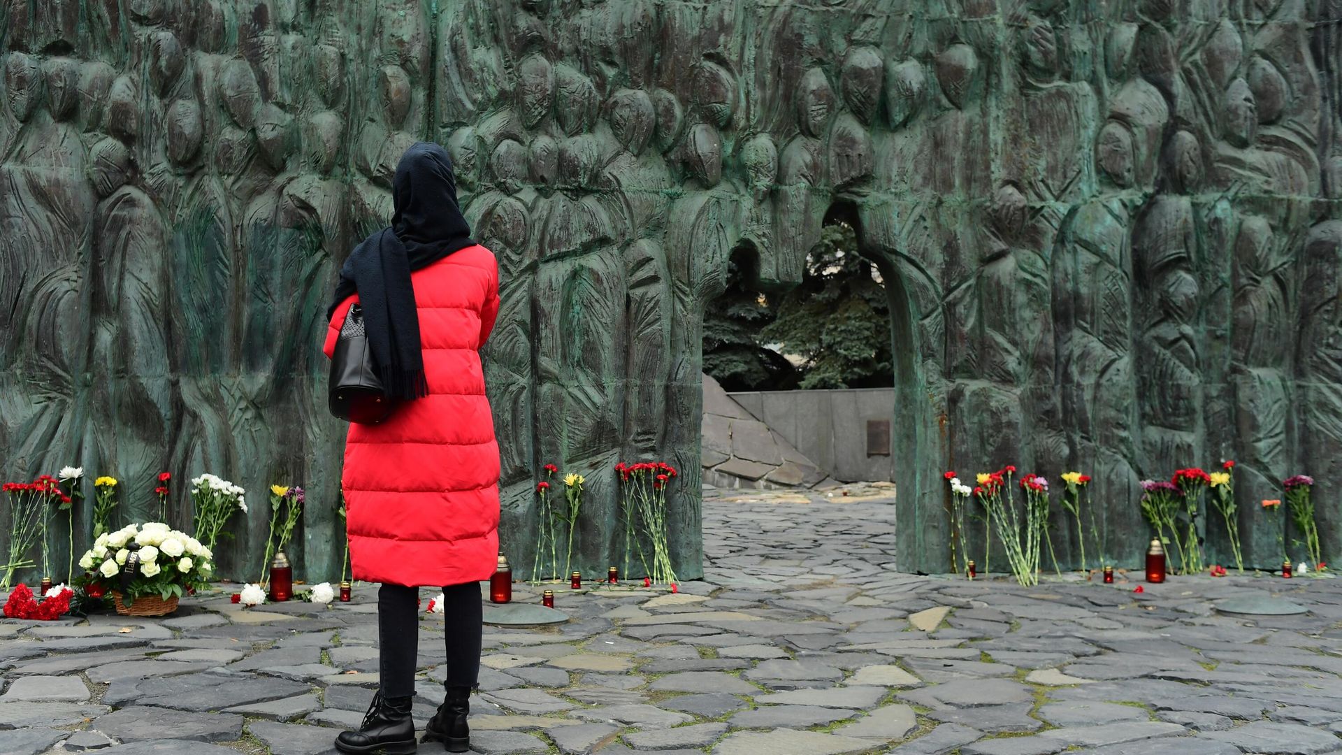 Женщина во время акции Колокол памяти у мемориала Стена скорби на проспекте Сахарова в Москве в День памяти жертв политических репрессий Женщина во время акции Колокол памяти у мемориала Стена скорби на проспекте Сахарова в Москве в День памяти жертв политических репрессий - РИА Новости, 1920, 30.10.2022