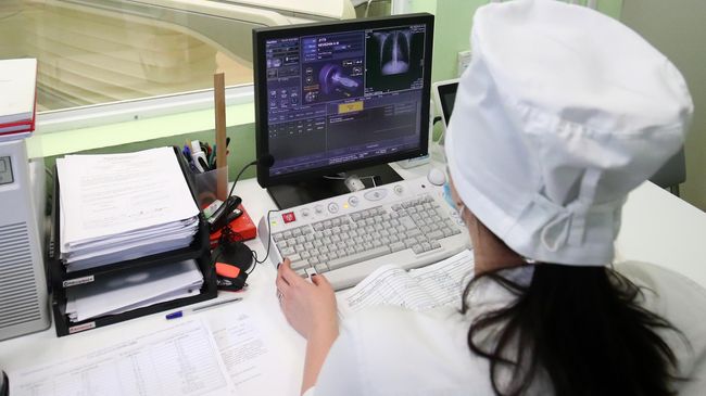 Медицинский сотрудник проводит компьютерную томографию в отделении для больных коронавирусом в госпитале Минобороны РФ в Волгограде Медицинский сотрудник проводит компьютерную томографию в отделении для больных коронавирусом в госпитале Минобороны РФ в Волгограде