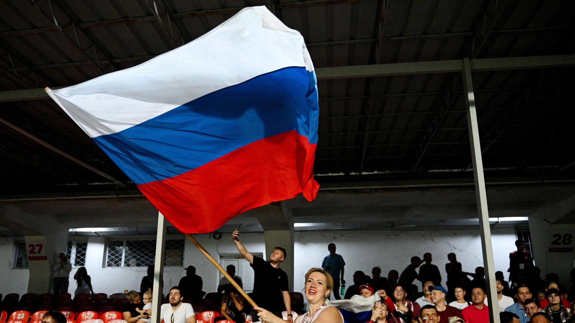 Болельщики сборной России во время товарищеского матча по футболу между сборными Киргизии и России. Болельщики сборной России во время товарищеского матча по футболу между сборными Киргизии и России. - РИА Новости, 1920, 29.10.2022