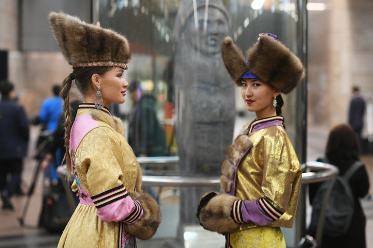 Девушки в национальных костюмах во время торжественного запуска тематического поезда, посвященного регионам Сибирского федерального округа, на станции Московского метрополитена Воробьевы горы