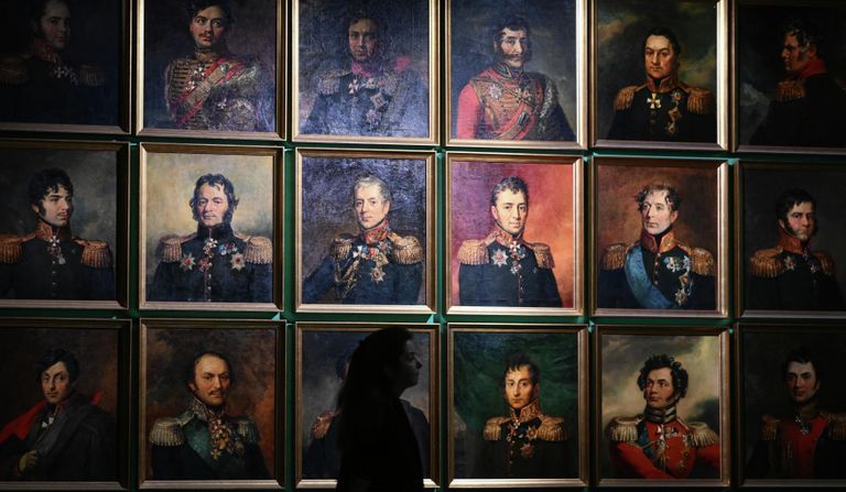Посетитель у портретов генералов Бородинского сражения в Музее-панораме Бородинская битва на Кутузовском проспекте в Москве