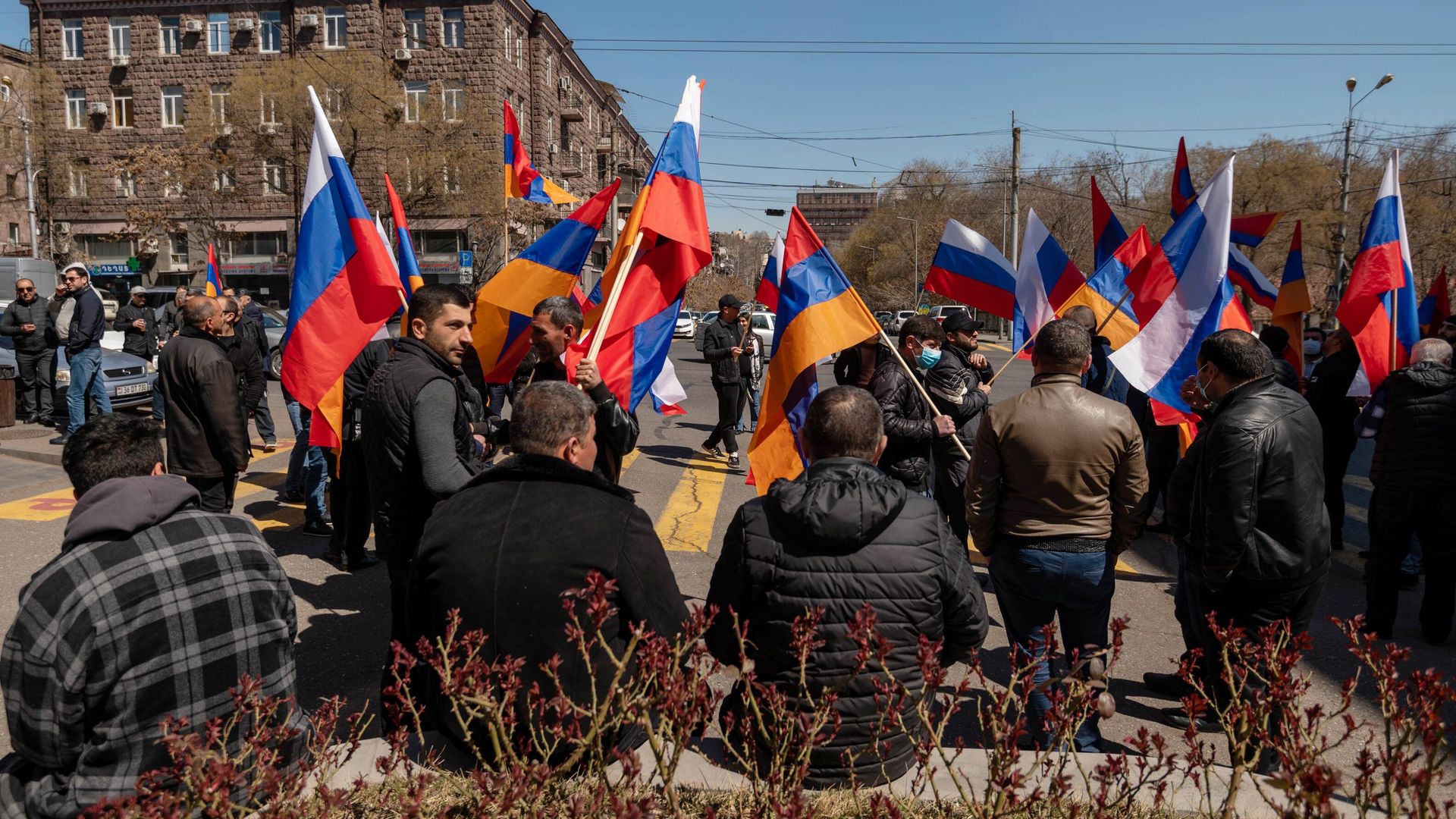 Участники акции в поддержку России и в благодарность российским миротворцам у здания посольства РФ в Ереване Участники акции в поддержку России и в благодарность российским миротворцам у здания посольства РФ в Ереване - РИА Новости, 1920, 31.10.2022
