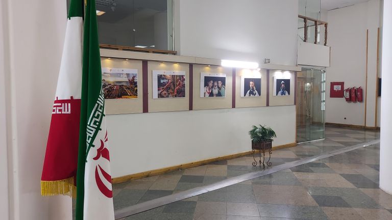Выставка избранных работ победителей Международного конкурса фотожурналистики имени Андрея Стенина 2021 года открылась в Галерее искусств Косар в Тегеране Выставка избранных работ победителей Международного конкурса фотожурналистики имени Андрея Стенина 2021 года открылась в Галерее искусств Косар в Тегеране
