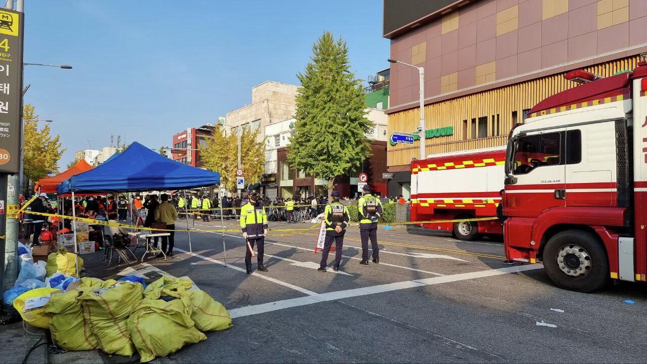 Полицейские на месте трагедии в Сеуле Полицейские на месте трагедии в Сеуле - РИА Новости, 1920, 30.10.2022
