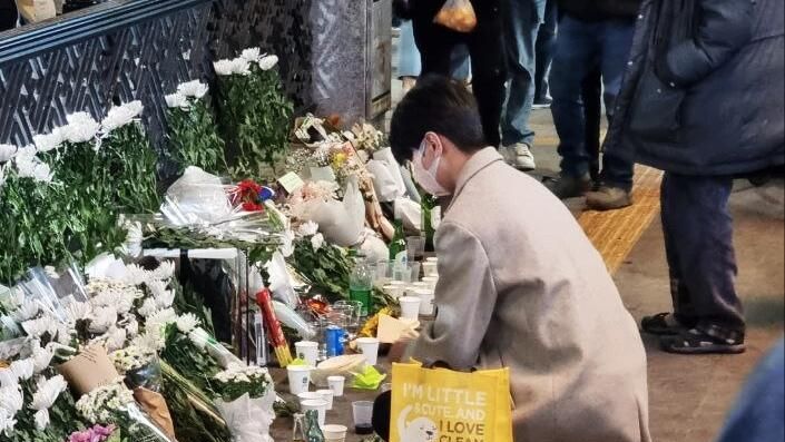 Люди возлагают цветы рядом с местом трагедии, в результате которой погибли 151 человек в Сеуле Люди возлагают цветы рядом с местом трагедии, в результате которой погибли 151 человек в Сеуле - РИА Новости, 1920, 31.10.2022