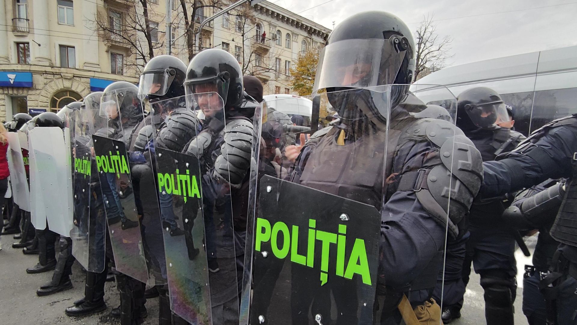Сотрудники полиции во время акции протеста оппозиции в Кишиневе Сотрудники полиции во время акции протеста оппозиции в Кишиневе - РИА Новости, 1920, 18.06.2025