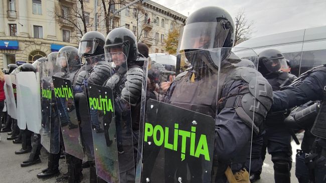 Сотрудники полиции во время акции протеста оппозиции в Кишиневе
