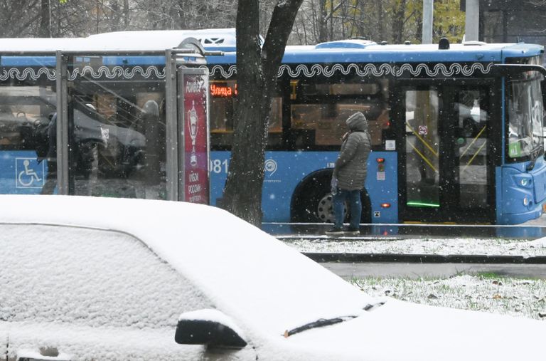 Заснеженный автомобиль на Ленинском проспекте в Москве Заснеженный автомобиль на Ленинском проспекте в Москве