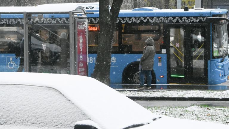 Заснеженный автомобиль на Ленинском проспекте в Москве Заснеженный автомобиль на Ленинском проспекте в Москве