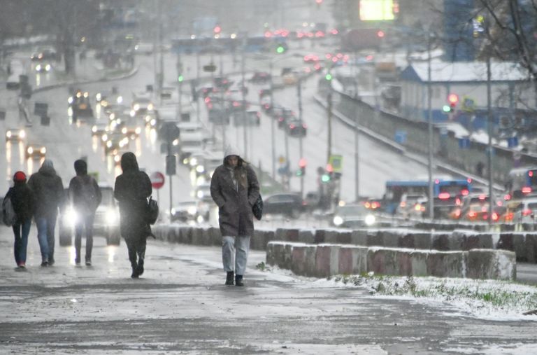Прохожие во время снегопада на Ленинском проспекте в Москве Прохожие во время снегопада на Ленинском проспекте в Москве