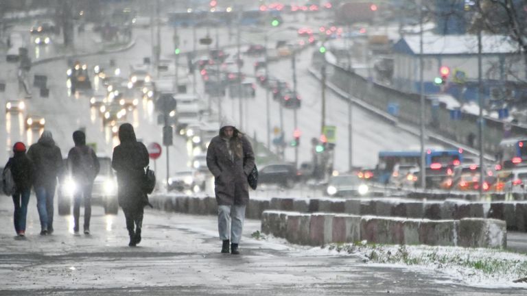 Прохожие во время снегопада на Ленинском проспекте в Москве Прохожие во время снегопада на Ленинском проспекте в Москве