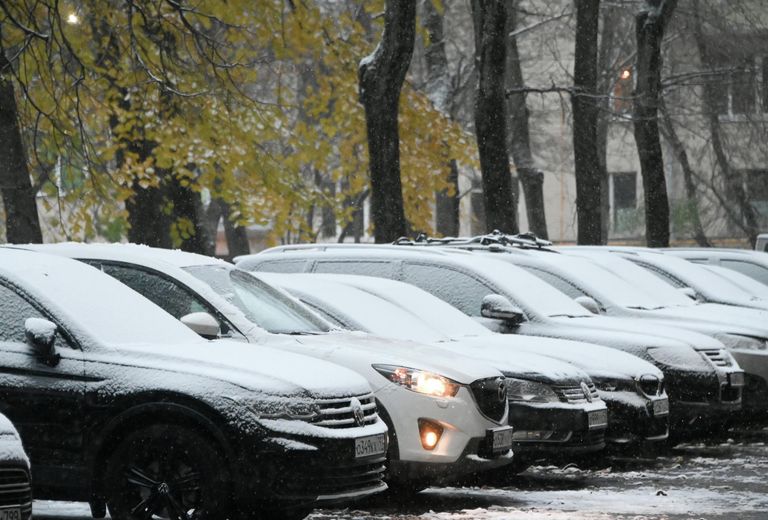 Заснеженные машины во дворе дома на Ленинском проспекте в Москве Заснеженные машины во дворе дома на Ленинском проспекте в Москве