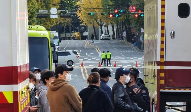 Люди на месте трагедии в Сеуле Люди на месте трагедии в Сеуле
