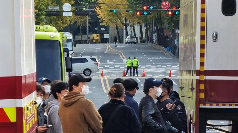 Люди на месте трагедии в Сеуле Люди на месте трагедии в Сеуле