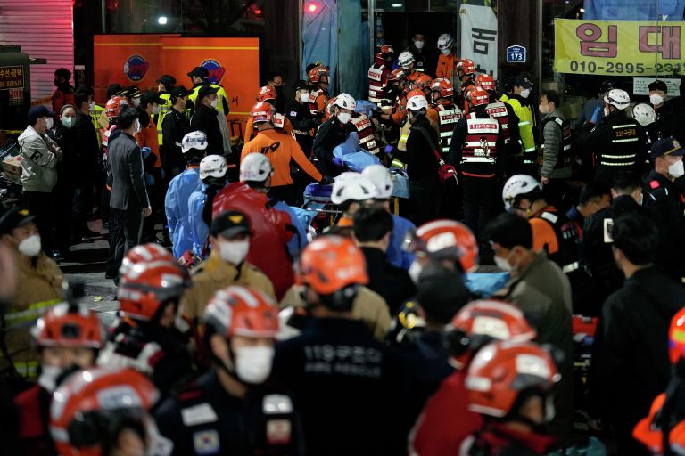 Спасатели пытаются вынести пострадавших с места трагедии в Сеуле, Южная Корея. Спасатели пытаются вынести пострадавших с места трагедии в Сеуле, Южная Корея.