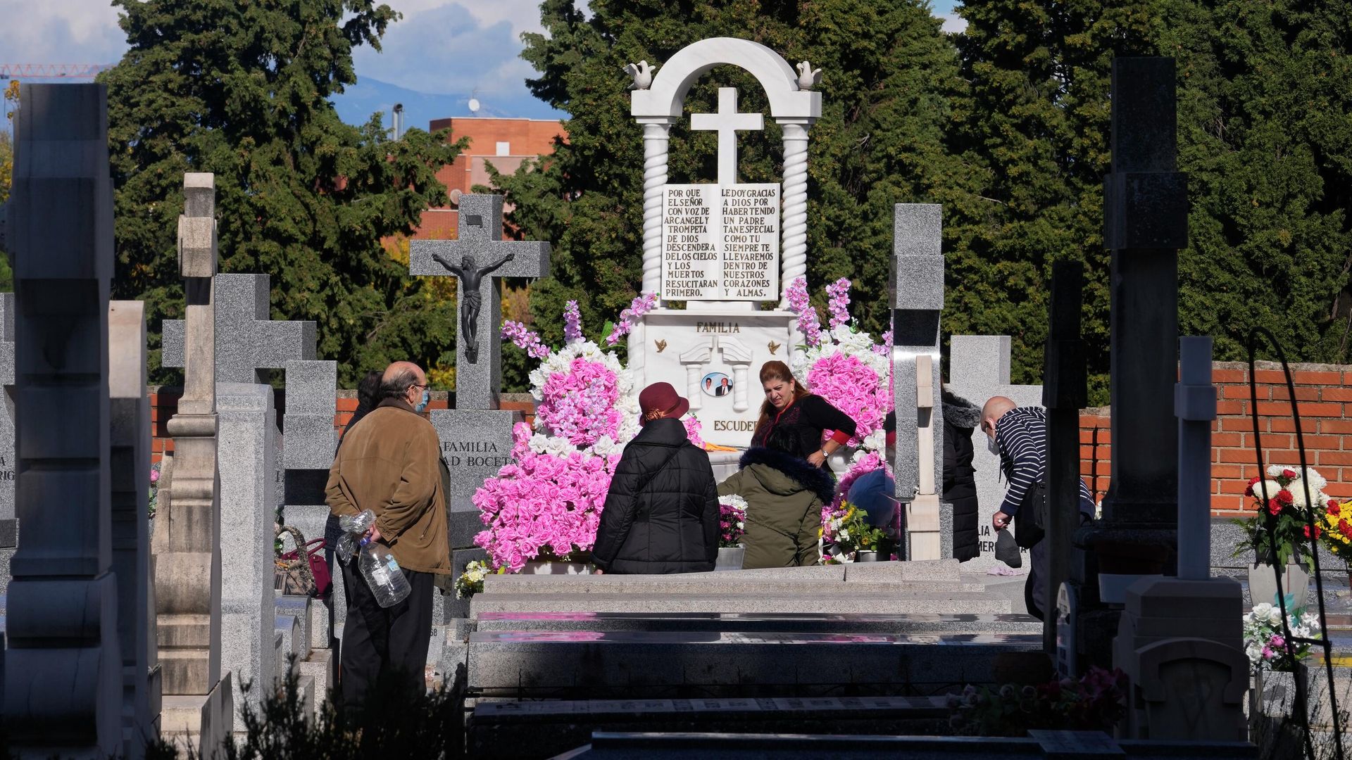 Люди посещают могилы близких на кладбище во время Дня всех святых в Мадриде Люди посещают могилы близких на кладбище во время Дня всех святых в Мадриде - РИА Новости, 1920, 01.11.2022